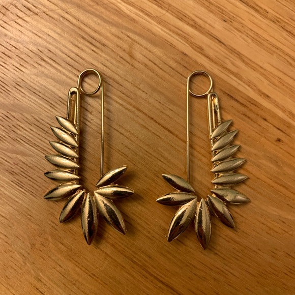 ⭐️ 2/$24 Fancy Gold Safety Pin Earrings ⭐️ - Picture 3 of 5